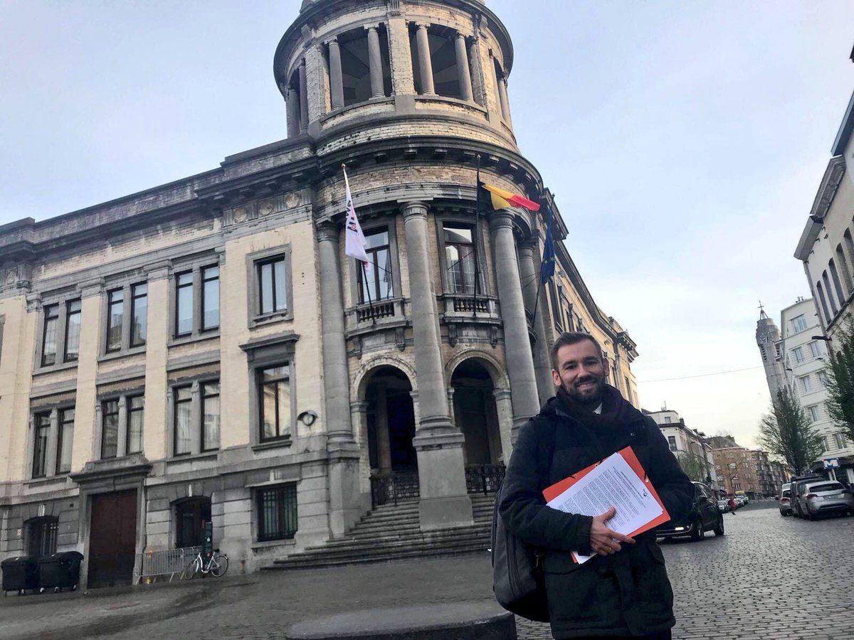 Dépôt de l'interpellation citoyenne Thierry Masson devant la maison communale de Molenbeek lors du dépôt de l'interpellation citoyenne